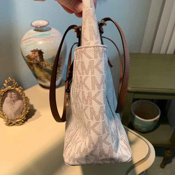 ⭐️MICHAEL KORS SIGNATURE JET SET TOTE BAG⭐️ - Picture 5 of 9